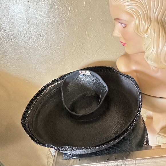 MAGNIFICENT 1950s' BLACK STRAW CARTWHEEL HAT WIITH FULL DOTTED VEIL - Picture 11 of 13